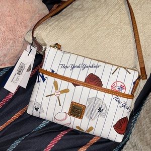 Dooney & Bourke New York Yankees crossbody purse!